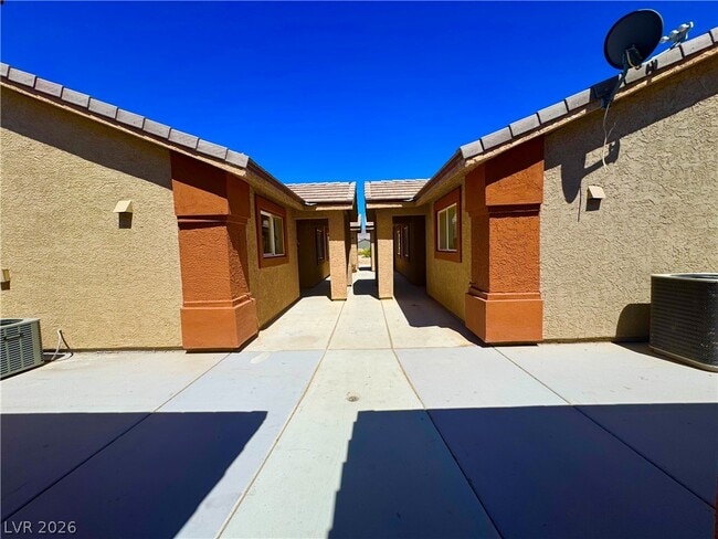 Building Photo - 1071 S Potro Ave