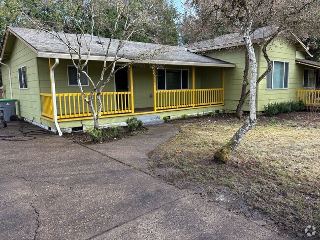 Building Photo - Large front porch, dead end street, spacio... Rental