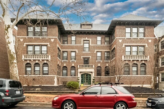 Building Photo - 6330 S Rosebury Ave Unit 2E Rental