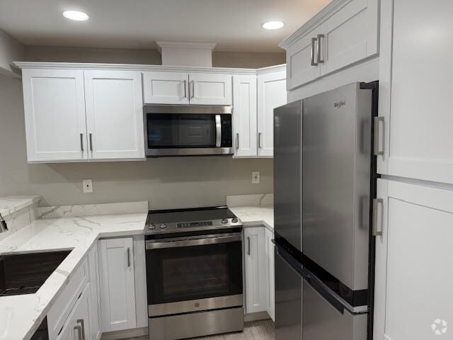 Building Photo - Beautifully remodeled/updated condo ! Unit # D