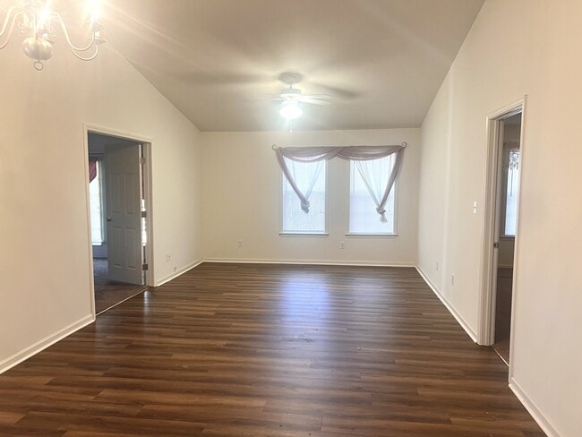 Photo - 107 Larkspur Ln