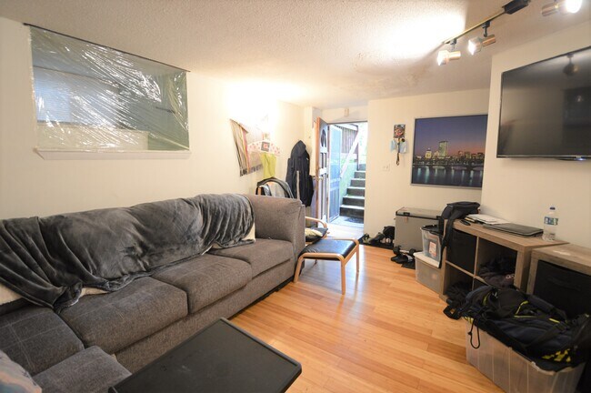 21 Kinross Rd Unit 1