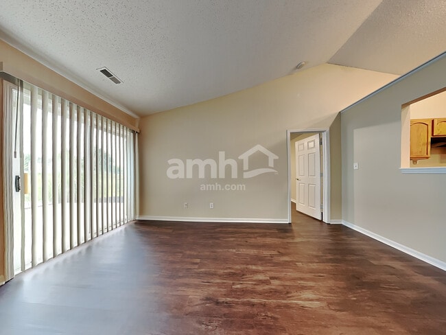 Photo - 1475 Round Lake Rd