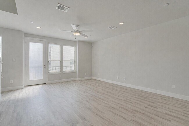 Photo - 389 N Centro Cir