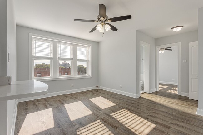 Building Photo - 1517 W Sherwin Ave Rental