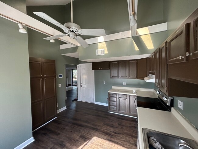 Photo - 1302 Farrington Way