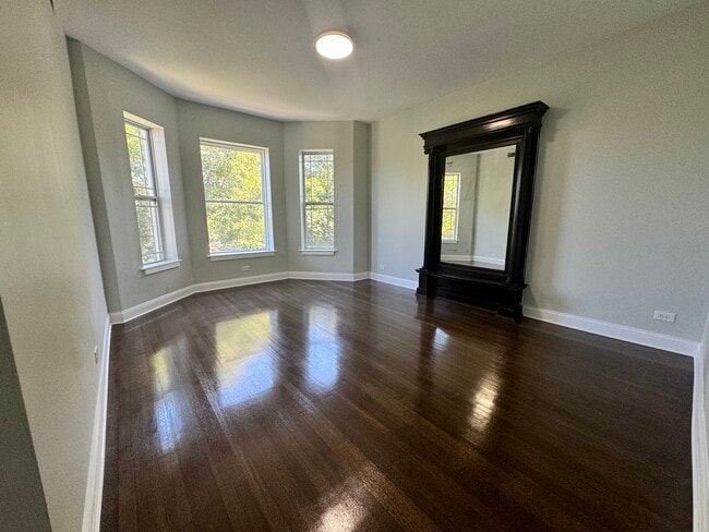 Building Photo - 6402 S Greenwood Ave Rental
