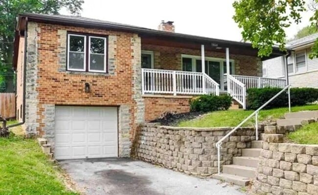 Building Photo - Spacious Three Bedroom Available Now!