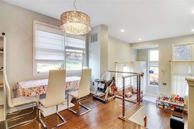 Photo - 279 Roslyn Ct