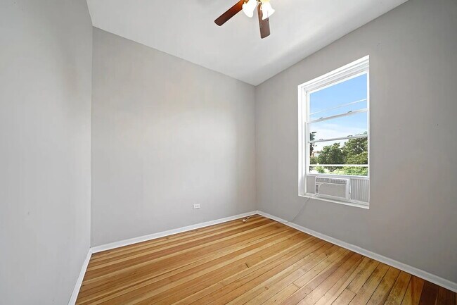 Photo - Beautiful Greystone building on Chicago's iconic Augusta Boulevard in the Ukrainian Village / Hum... Unidad 3131-1F