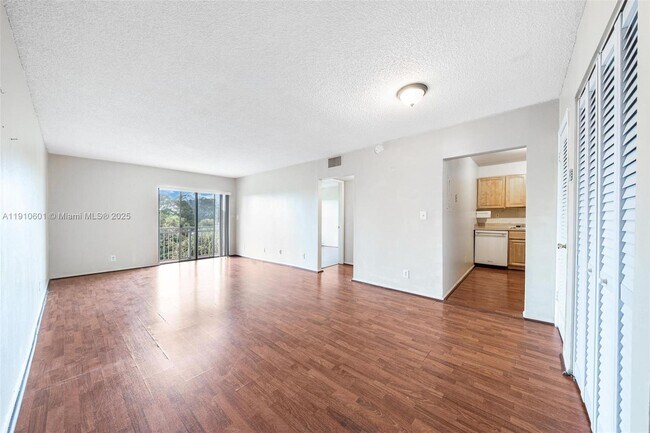 Photo - 405 S Pine Island Rd Unidad 405D