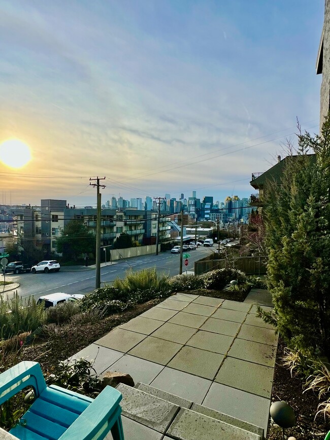 Cozy patio with amazing views - 522 Lee St Apartments Unit B