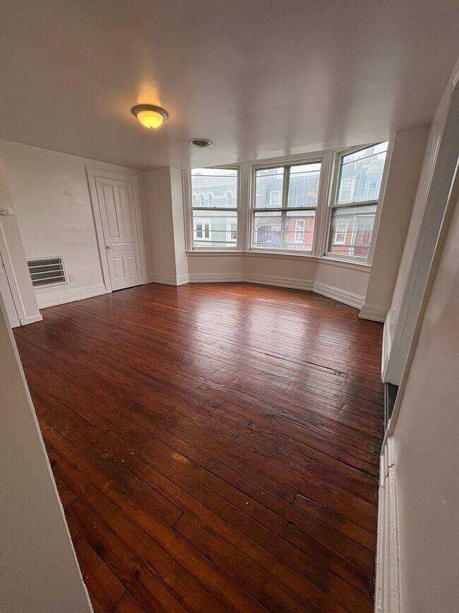 Photo - Spacious 2nd Floor 1 Bedroom Downtown-York City SD