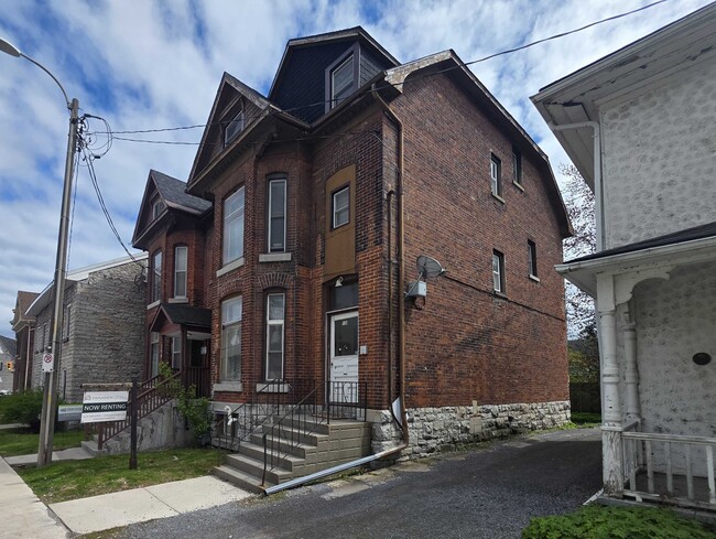 Building Photo - 156 Johnson St Unit 1