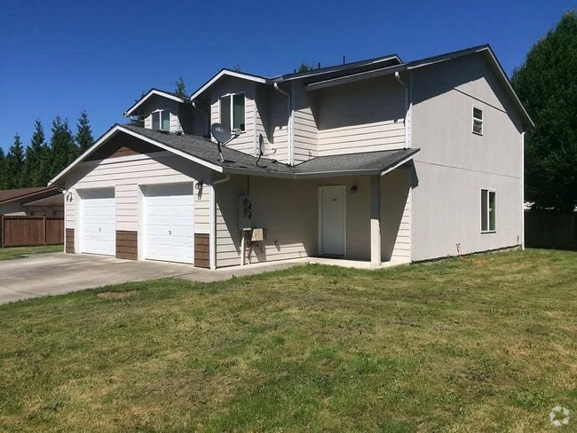Building Photo - 3bed/2.5 bath home available NOW! Pet frie...