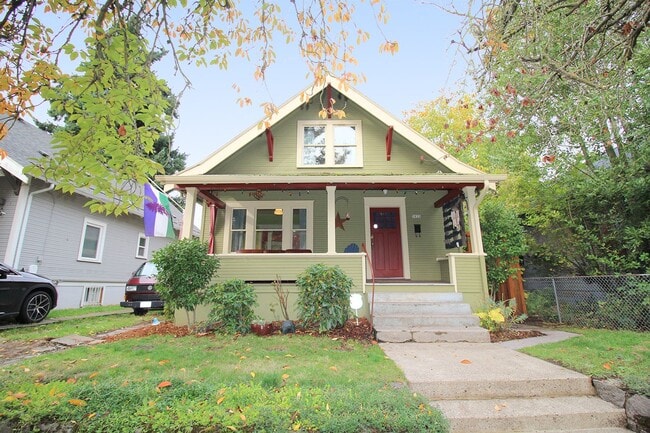 Building Photo - Delightful Remodeled Alberta Arts 3 Bed/2 ...