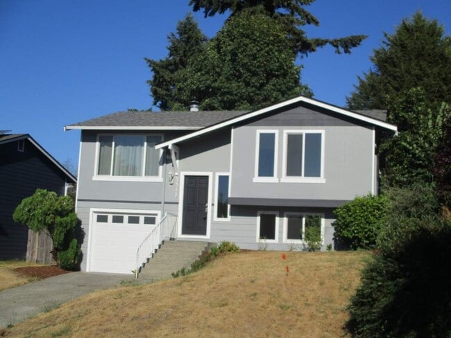 4 Bedroom, 1.75 Bathroom Home in North Tacoma - 4 Bedroom, 1.75 Bathroom Home in North Tacoma