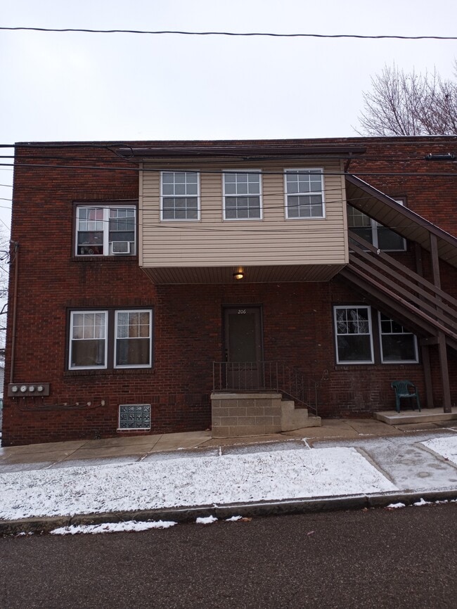 Front of building - 206 Edwin Ave SE Unit 3