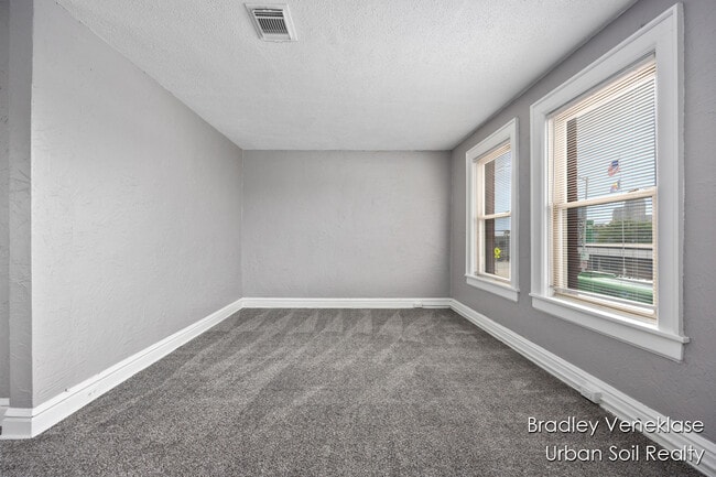 Photo - 511 Bridge St NW