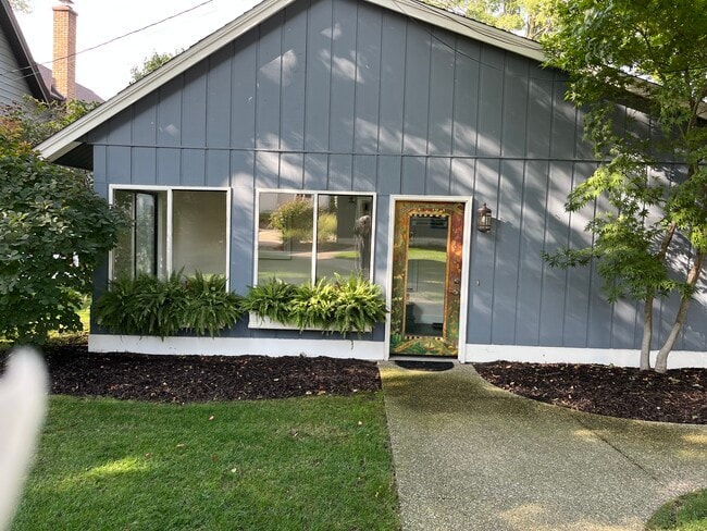 Building Photo - 571 W End Dr Rental