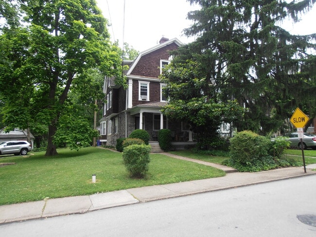 Building Photo - 160 Lismore Ave Unit 2