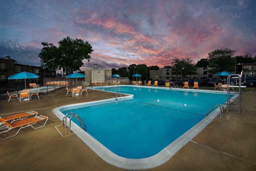 Relaxing swimming pool and wading pool at Heritage Square Apartments
