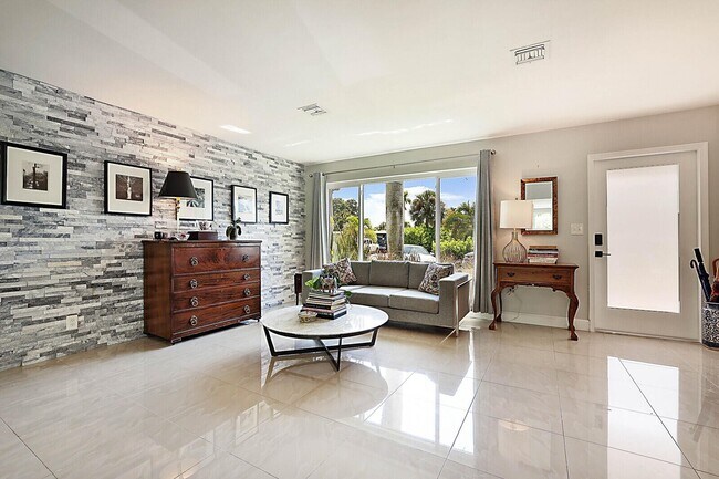 Photo - 441 NE 24th St