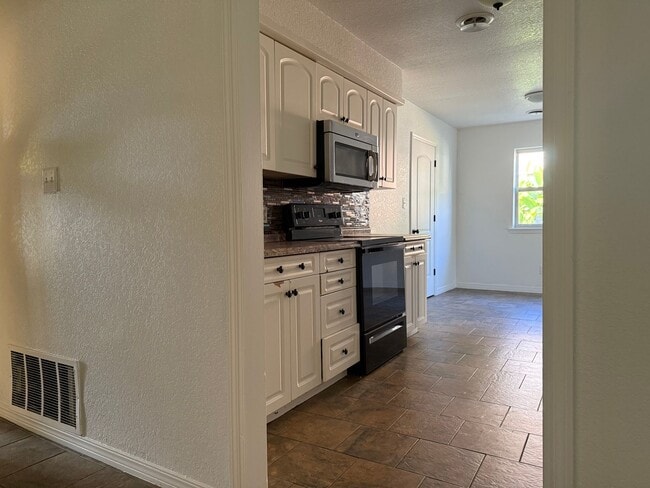 Photo - $1,900.00 MOVE-IN-SPECIAL
