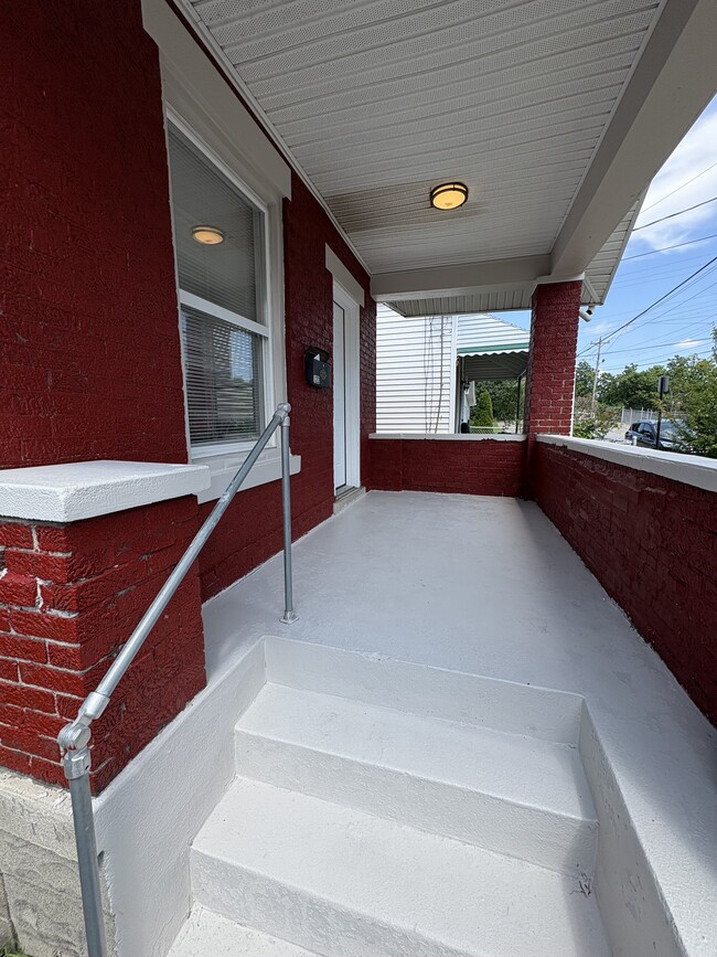 122 W 15th St