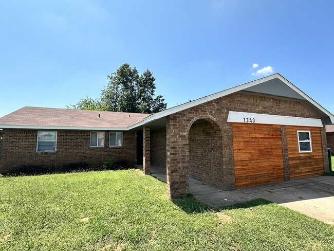 Building Photo - 1340 NW 106th St Rental