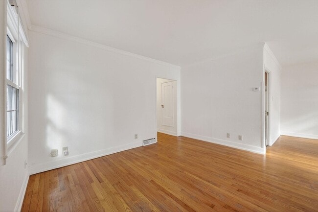 Photo - 514 W Lakeside St