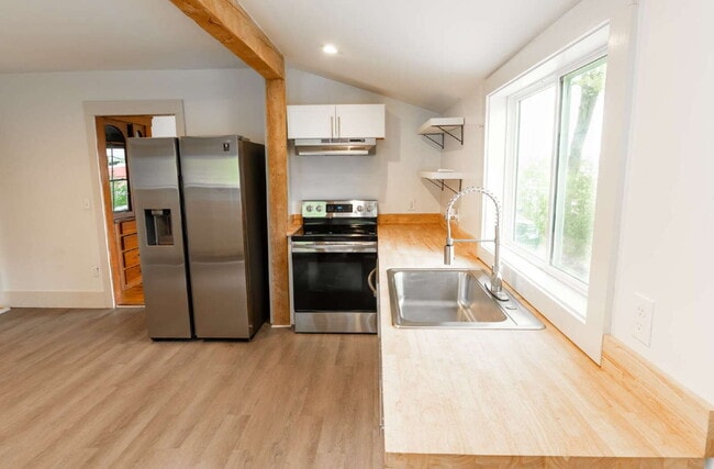 Building Photo - Walk to Downtown Norway from This Bright, Beautifully Renovated First-Floor Apartment