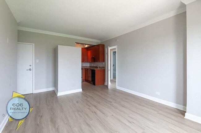 Building Photo - 732 W Bittersweet Pl Unit 806