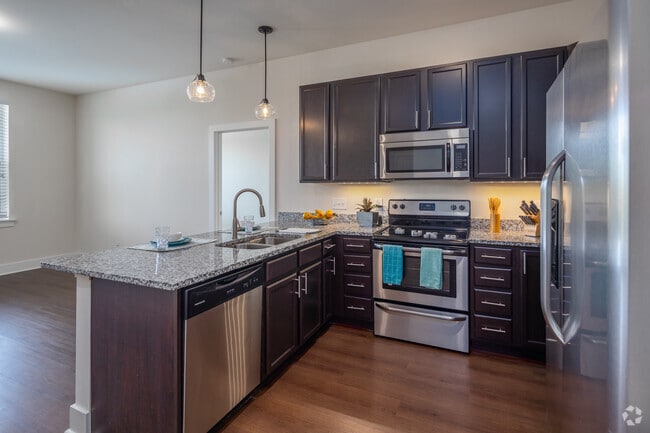 2BR, 2BA - B3 - 1.092SF - Cocina - The Luxe at Indian Lake Village