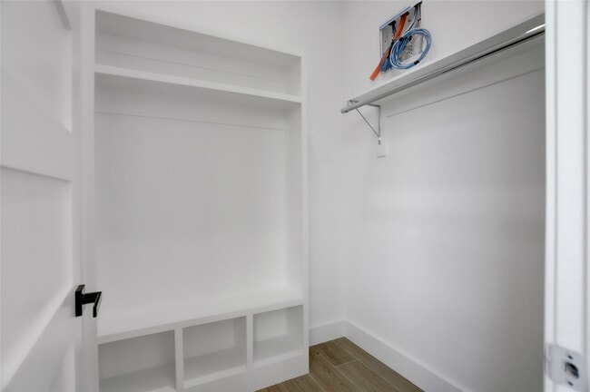Building Photo - 6816 Hartland St Rental