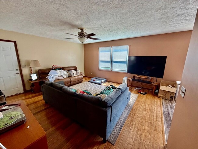 Photo - Spacious 3 Bedroom 2 Bathroom Home - Large Backyard!
