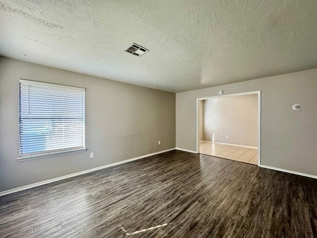 Photo - 143 Barrett Pl