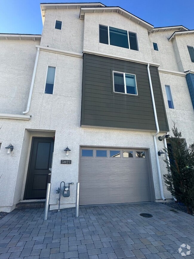 Building Photo - Stunning 3-Bed, 2.5-Bath Townhome in Gated...