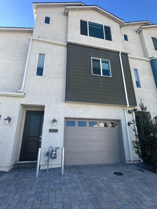 Stunning 3-Bed, 2.5-Bath Townhome in Gated... - Stunning 3-Bed, 2.5-Bath Townhome in Gated...