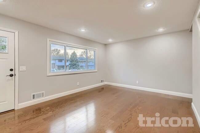 Photo - 7020 Winsdale St