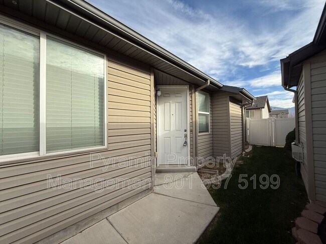 Photo - 732 Skipton Dr W