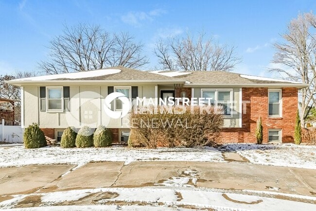 Photo - 3 Bedroom Pet-Friendly Home in Raymore, MO with Main Street Renewal