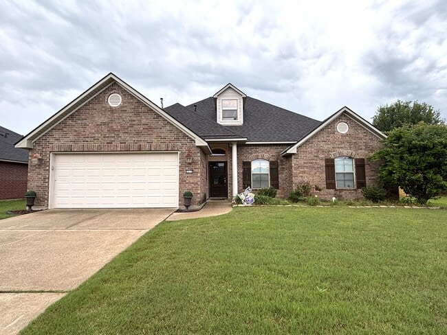 Building Photo - 4 BEDROOM WITH BONUS ROOM IN LEGACY SUBDIVISION