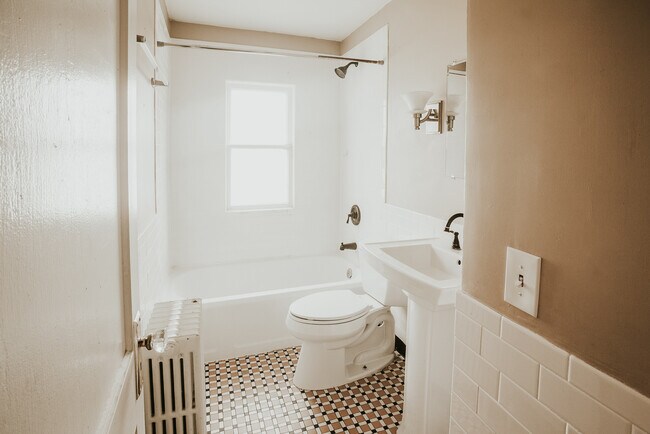 Photo - 403 6th St SE