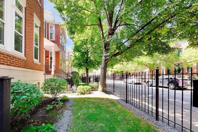 329 W Goethe St