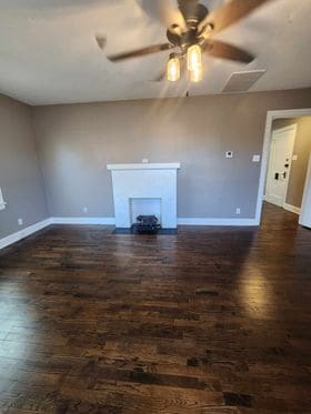 chimenea de la sala de estar - Adams Apartments