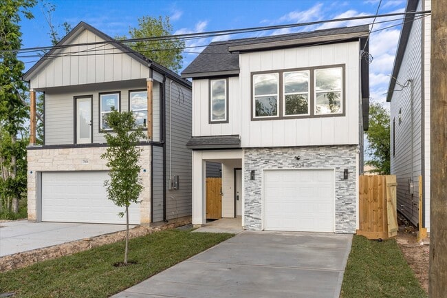 Photo - 7904 Sealey St