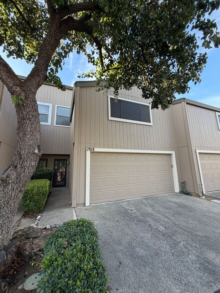 7818 Hampton Ln