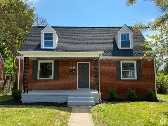 Building Photo - Updated 4 Bedroom Home Convenient to Caryt...
