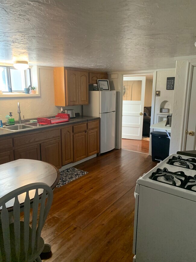 Kitchen - 519 Avenue E